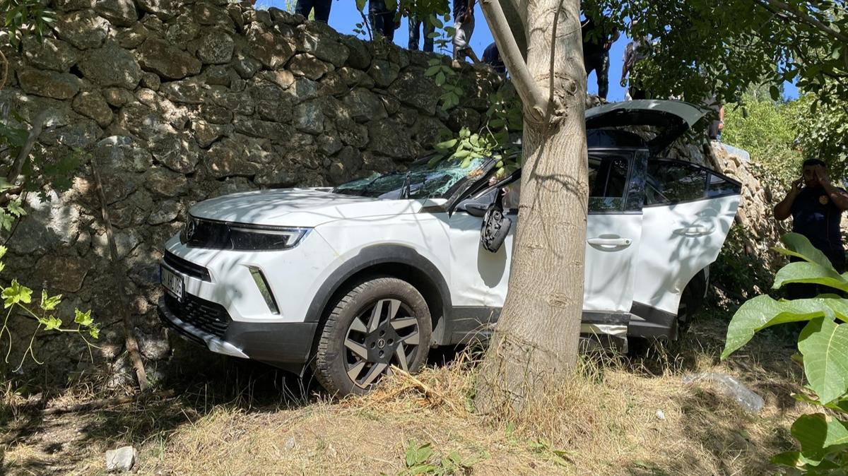 Bitlis'te otomobil bahçeye devrildi: Yaralılar var