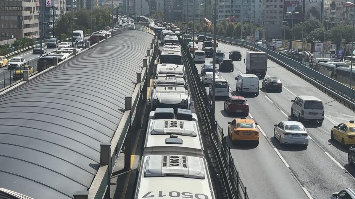 İstanbul'da metrobüs çilesi! İzdiham yaşandı