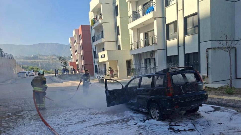 Park halindeki otomobil alevler içinde kaldı
