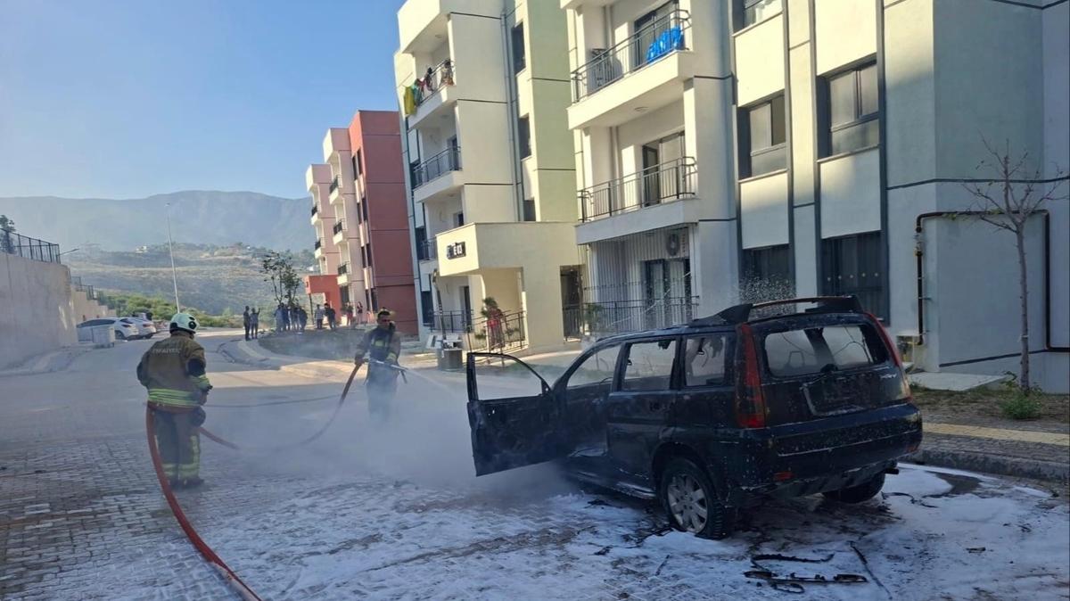 Park halindeki otomobil alevler içinde kaldı