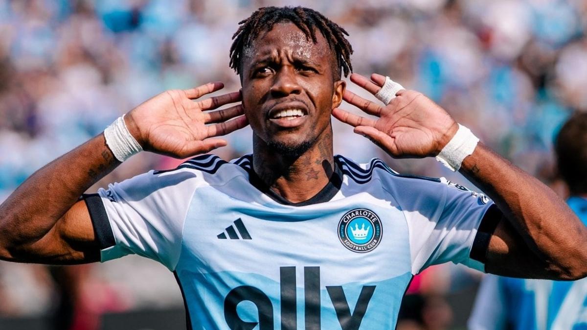 Roma, Wilfried Zaha'nın peşinde
