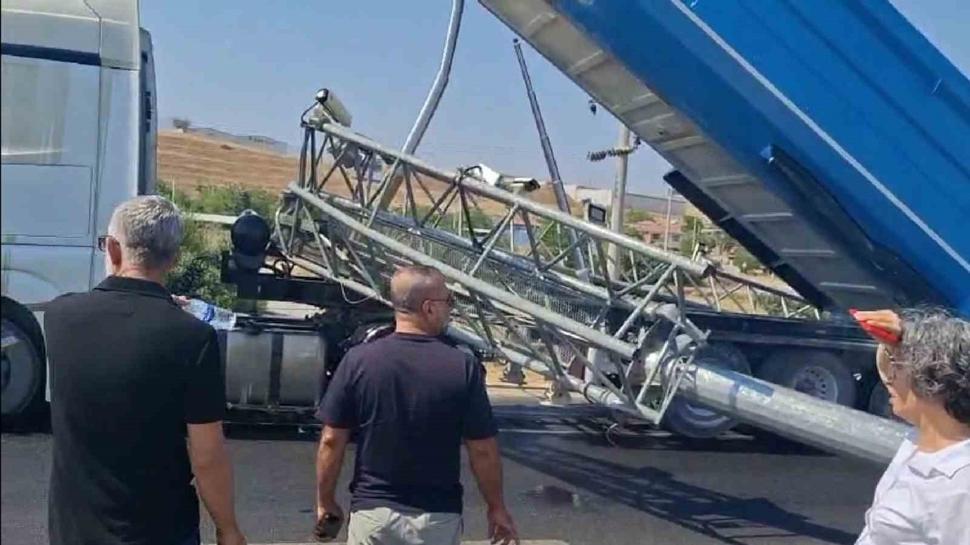 Açık unutulan tırı dorsesi EDS levhasını yerinden söktü