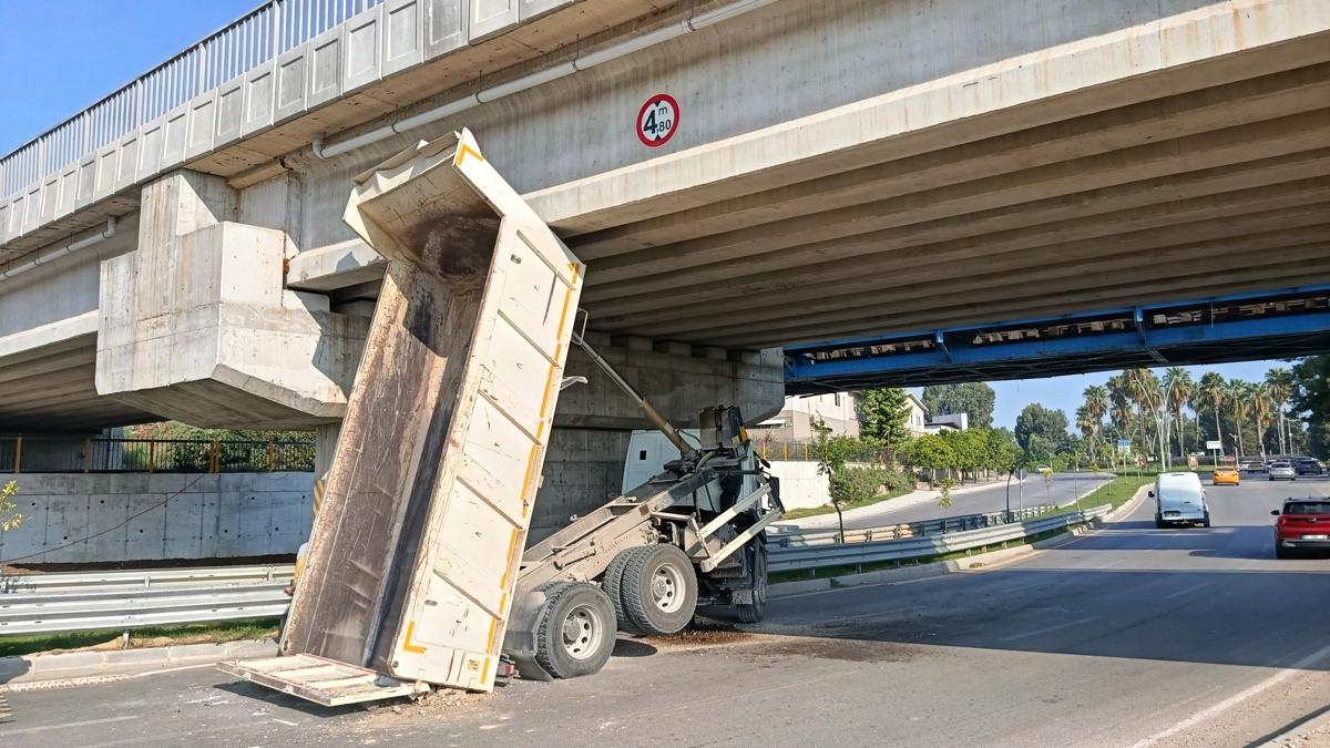 Yürekleri ağza getiren olay! Açık damper köprüye takıldı