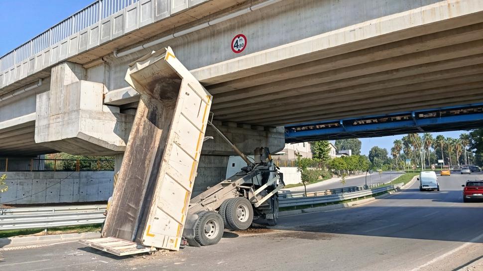Yürekleri ağza getiren olay! Açık damper köprüye takıldı