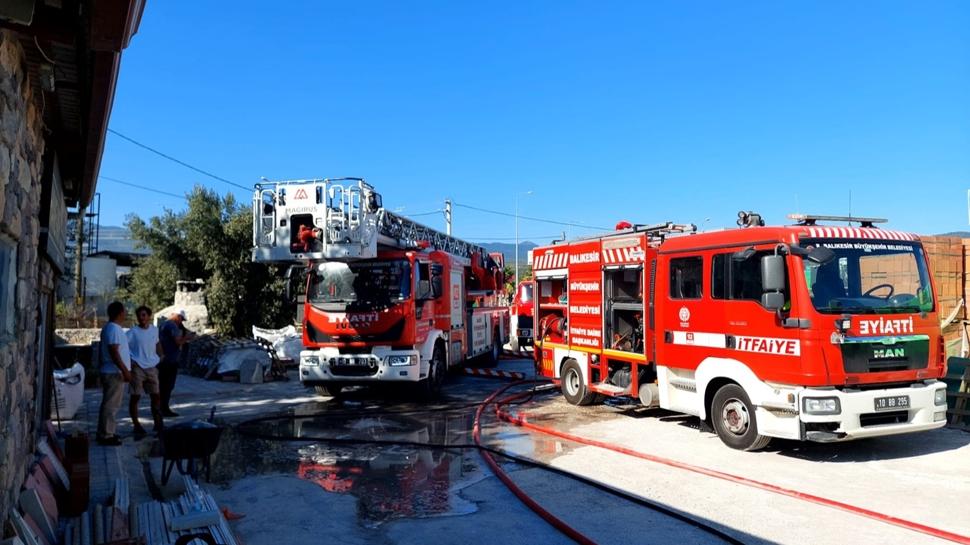Balıkesir'de sanayi sitesini alevler sardı! Çok sayıda iş yeri zarar gördü