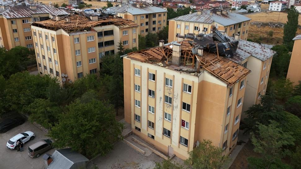 Bingöl'de fırtına alarmı: Binaların çatıları uçtu
