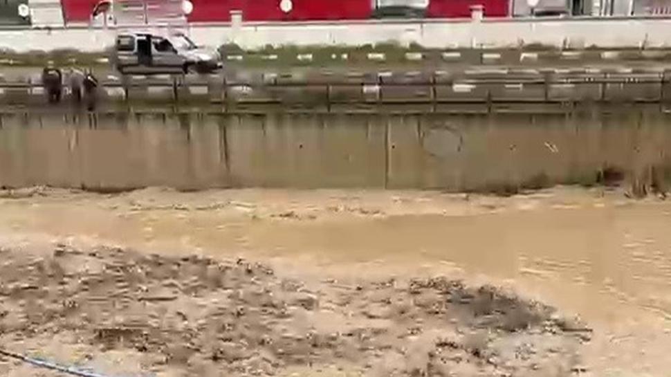Erzurum-Artvin Karayolunda sel: Dereler taştı, bir araç mahsur kaldı