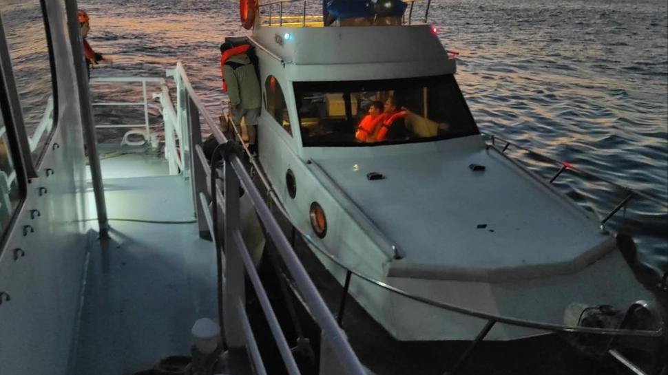 Karaköy'de sürüklenen tekne kurtarıldı