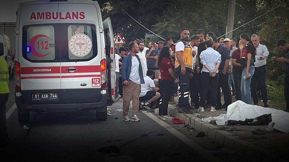 Düzce'de feci kaza: Tır işçileri taşıyan araca çarptı... Ölü ve yaralılar var