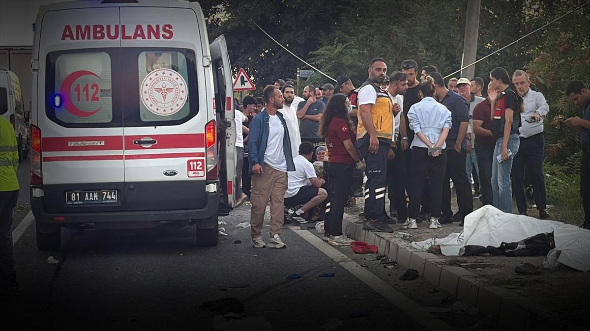 Düzce'de feci kaza: Tır işçileri taşıyan araca çarptı... Ölü ve yaralılar var