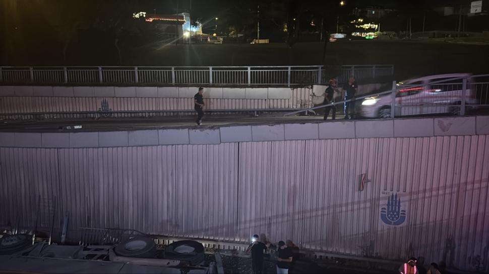 İstanbul'da korkutan kaza! Virajı alamayan İBB kamyonu alt geçide düştü