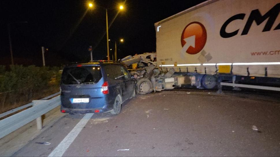 Bursa'da feci kaza: 3 araç birbirine girdi