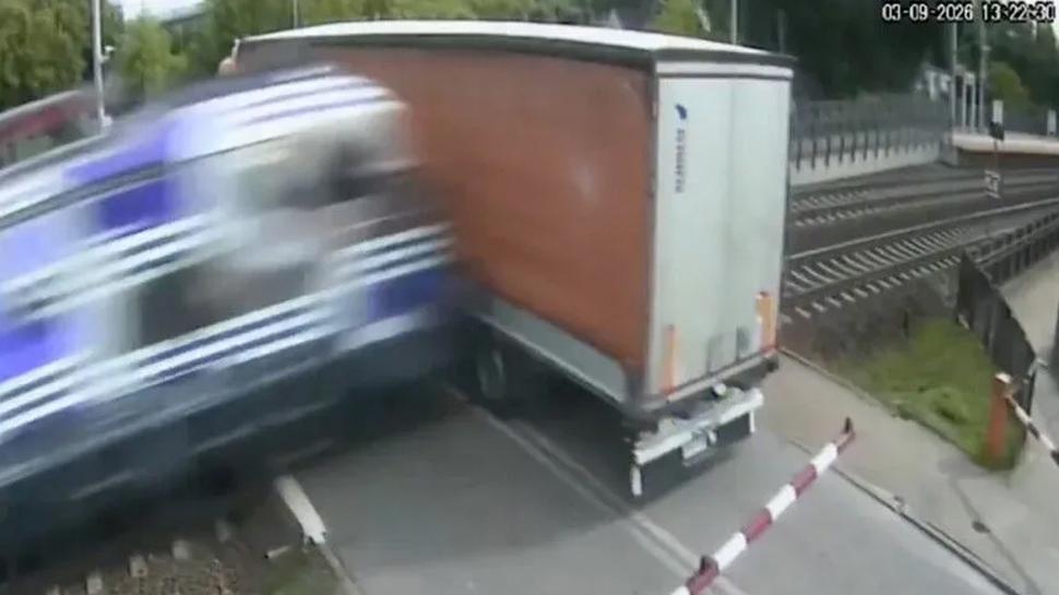 Polonya'da yolcu treni kamyonla çarpıştı! 1 ölü, 20 yaralı