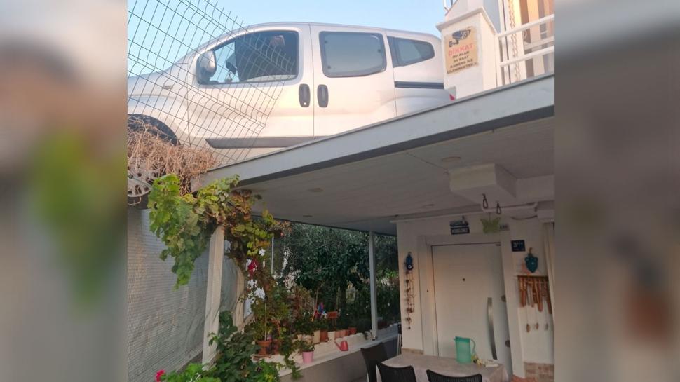 Aydın'da ilginç olay: Otomobil evin verandasına düştü
