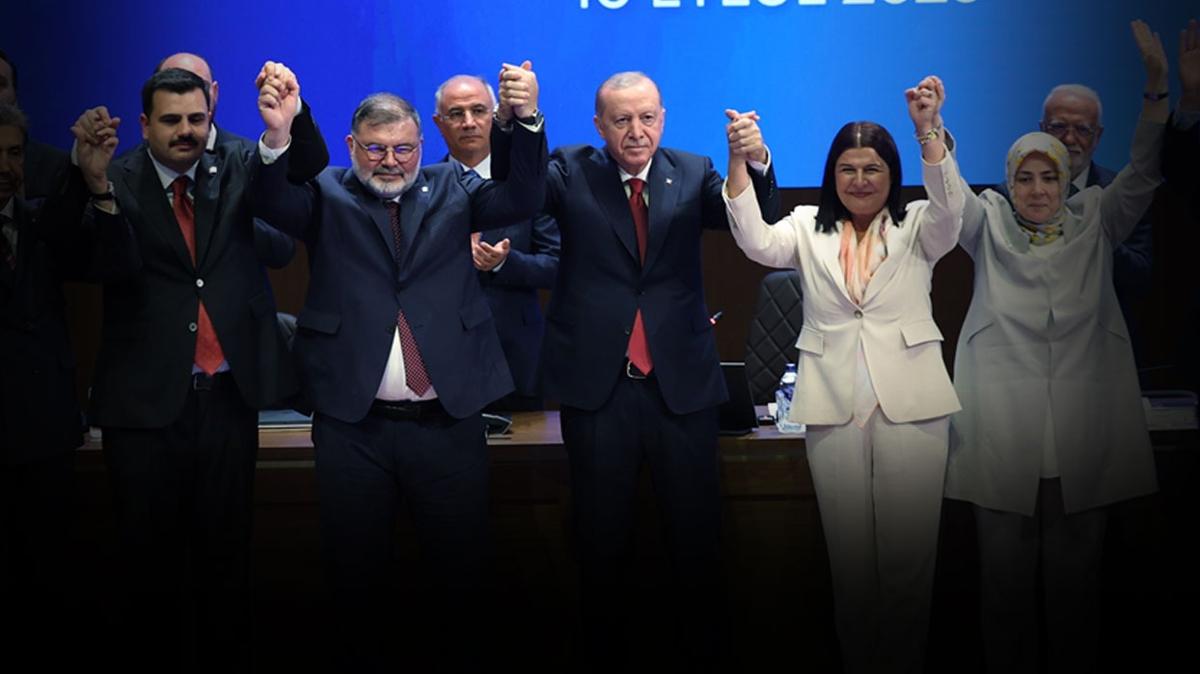 Foça Belediye Başkanı Saniye Bora Fıçı'ya rozetini Erdoğan taktı
