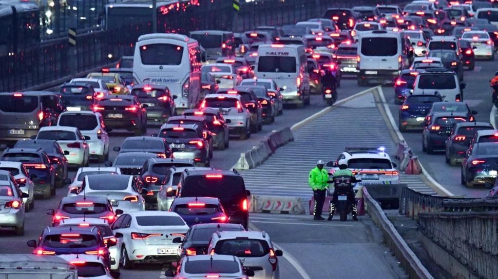 İstanbul trafiğini rahatlatacak karar: Okulun ilk günü saatler değişecek