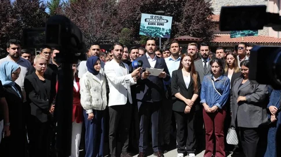 AK Parti Ankara İl Gençlik Kollarından Ulucanlar Cezaevi Müzesi önünde 12 Eylül açıklaması