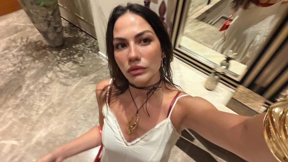 Demet Özdemir'den beklenmedik hareket! Upuzun saçlarına resmen kıydı...