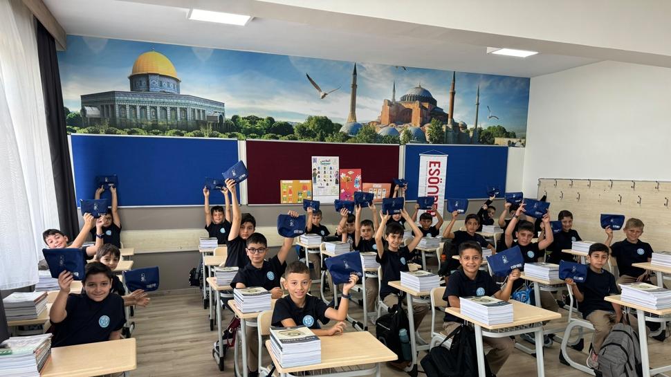 Eyüpsultan'da 1.250 öğrenciye "Aramıza Hoş Geldin" sürprizi: İmam Hatip öğrencilerine okulun ilk gününde anlamlı hediye