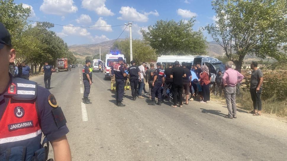 Manisa'da servis ağaca çarptı: 14 yaralı