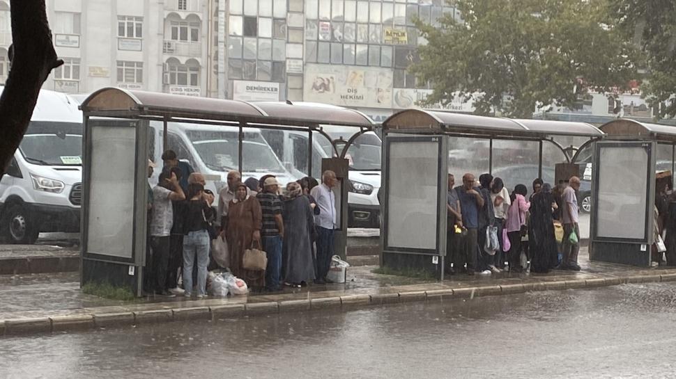 Şemsiyeler hazır olsun! Sağanak ve kuvvetli rüzgar geliyor