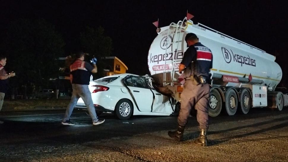 Antalya'da feci kaza... Tıra çarpan otomobil sürücüsü hayatını kaybetti