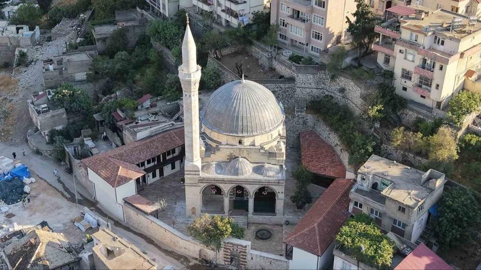 Asrın felaketinden ayağa kalktılar: 5 tarihi cami yeniden ibadete açılıyor
