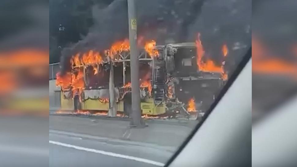 Ekipler sevk edildi! İETT otobüsü alev topuna döndü