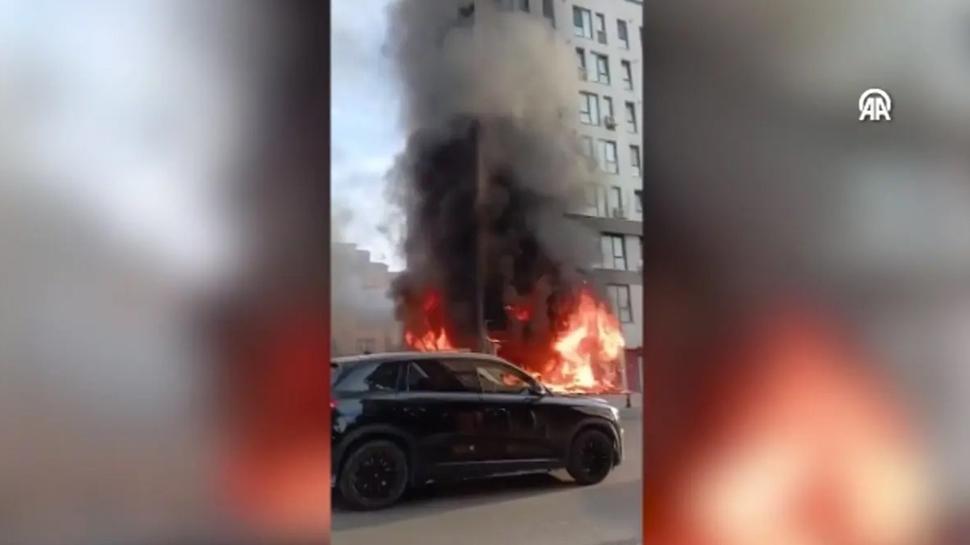 İstanbul'da yangın paniği! 8 katlı binanın girişi alev alev
