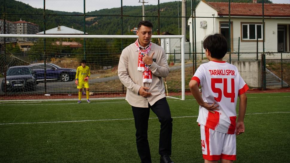 Mesut Özil, gençlere futbol akademisi müjdesi verdi