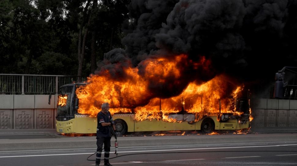 Şoför yolcuları son anda tahliye etti! Bakırköy'de İETT otobüsü alev alev yandı