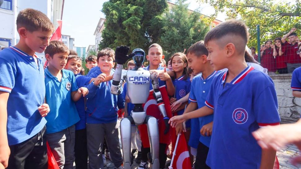 Türkiye'de nüfusa kayıtlı ilk robot! Okulda popüler oldu