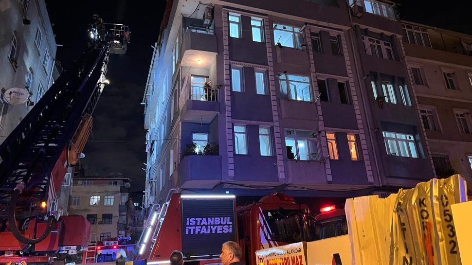 Zeytinburnu'nda apartmanda yangın: 5 kişi binada mahsur kaldı