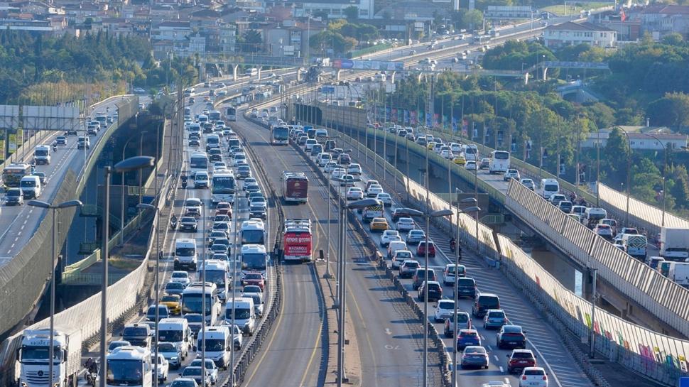 İstanbul'da trafik felç oldu! İş gününde çileli sabah