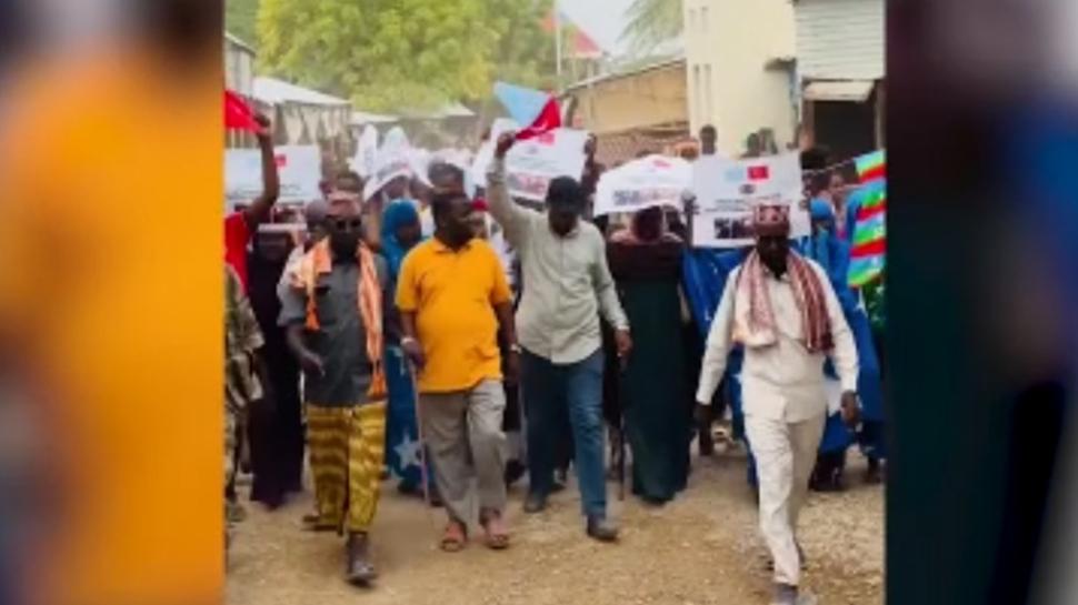 Somali sokaklarında Türkiye sesleri! Binlerce kişi “Teşekkürler Türkiye” dedi
