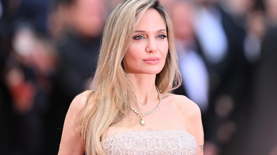 Angelina Jolie Ukrayna'da metrolara kurulan okulları ziyaret etti