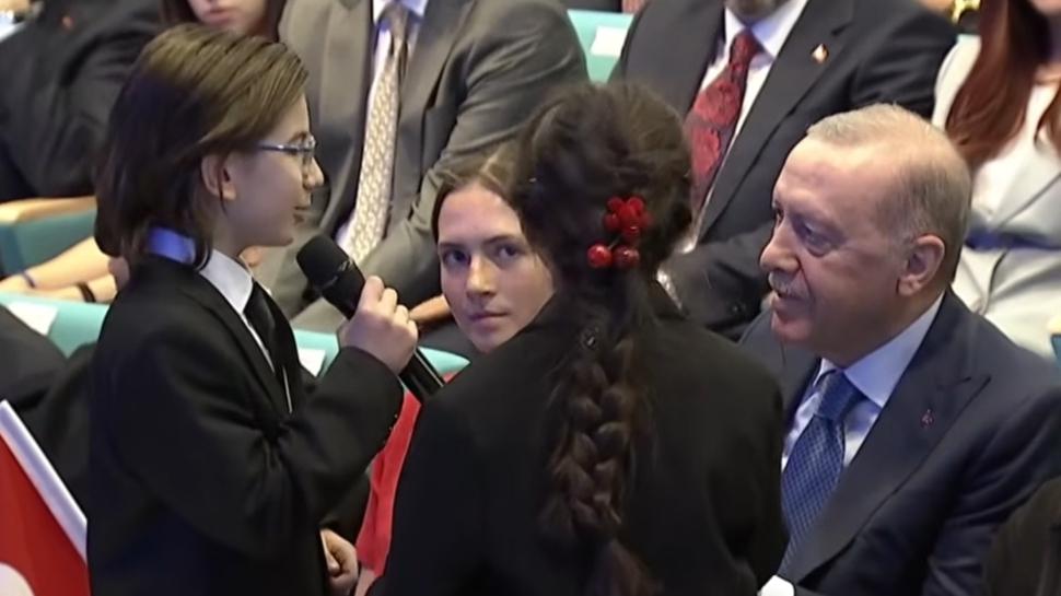 Başkan Erdoğan ile şarkı söyleyen minik öğrencilere özel kabul: Hediyelerini Bakan Tekin verdi