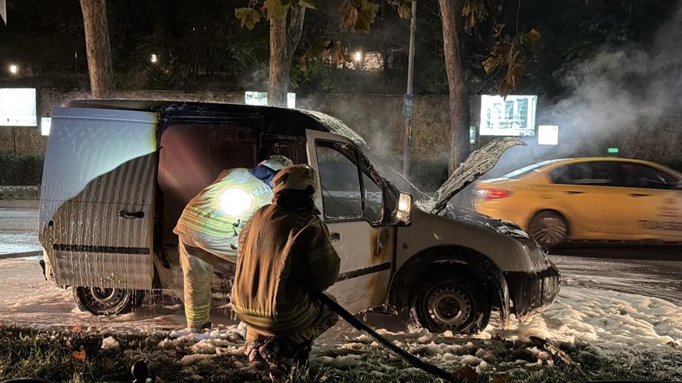 Dolmabahçe'de korkutan yangın! Araç alev alev yandı