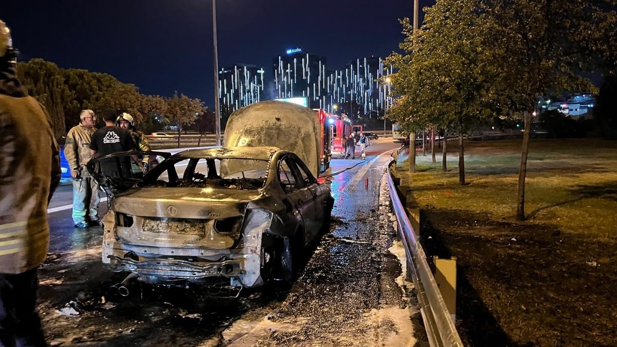 Bakırköy'de seyir halindeki otomobil alevlere teslim oldu