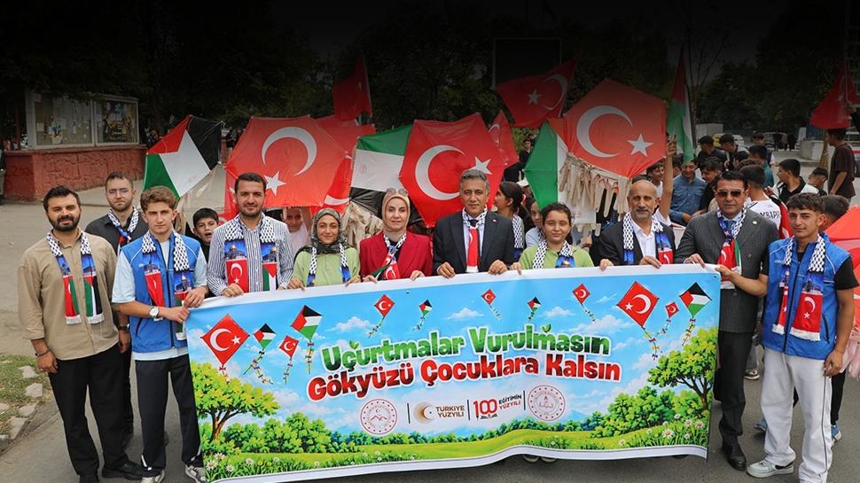 Ağrı'da anlamlı buluşma: Bin öğrenci Gazze için uçurtmalarını gökyüzüne bıraktı