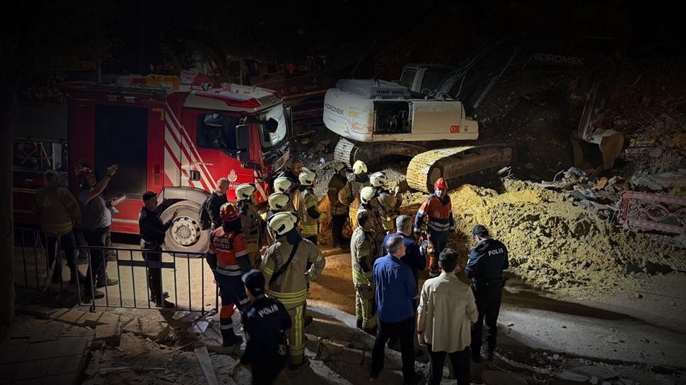 Küçükçekmece'de bina çöktü... Yoldan geçen iki kişi yaralandı