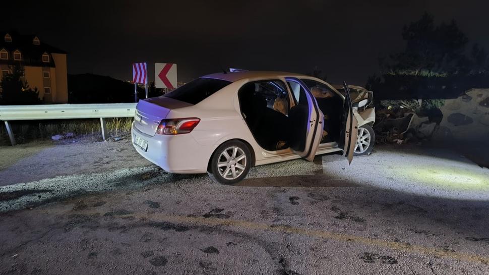 Duvara çarpan otomobilin sürücüsü hayatını kaybetti