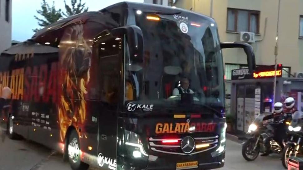 Galatasaray, kritik maç öncesinde stadyuma giriş yaptı