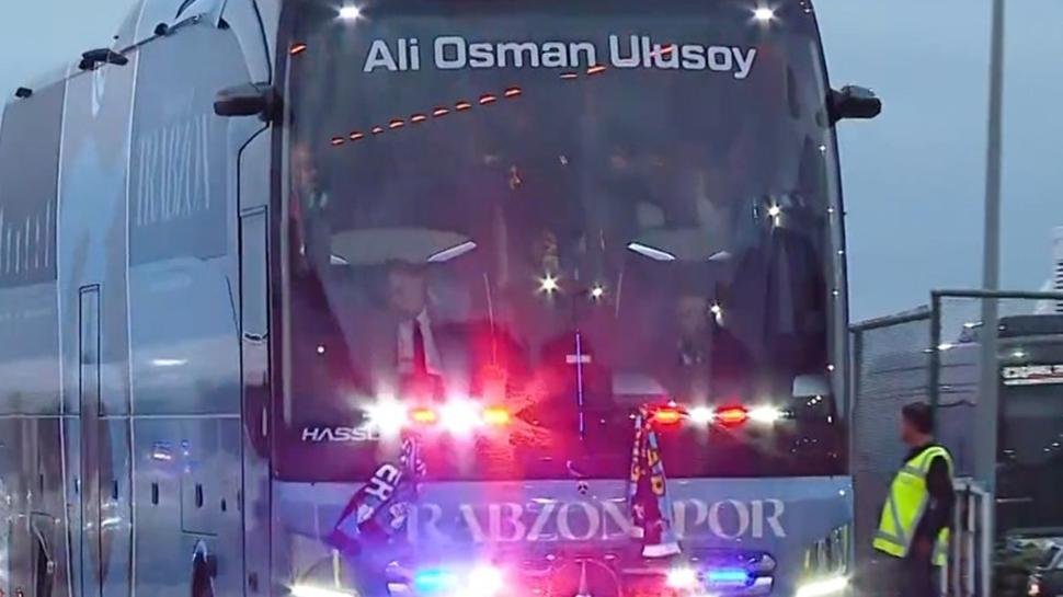 Trabzonspor kafilesi derbi öncesi stadyuma geldi