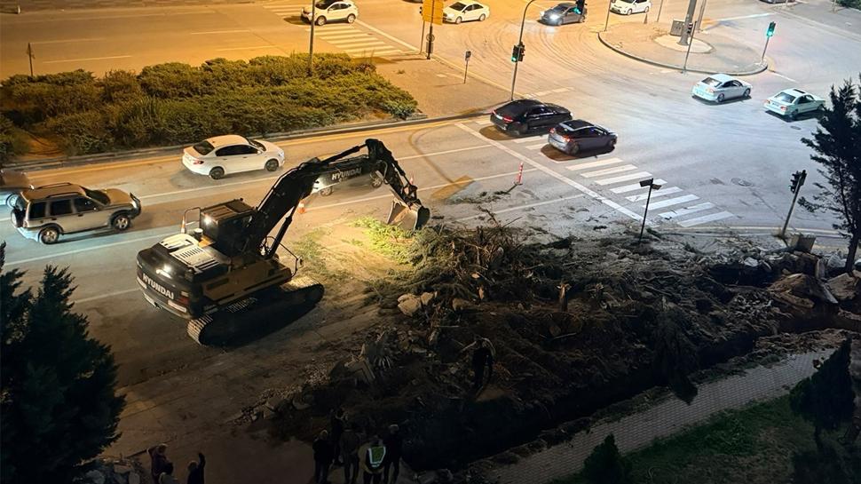 Vatandaşlar isyan etti: CHP'li belediyeden ağaç katliamı