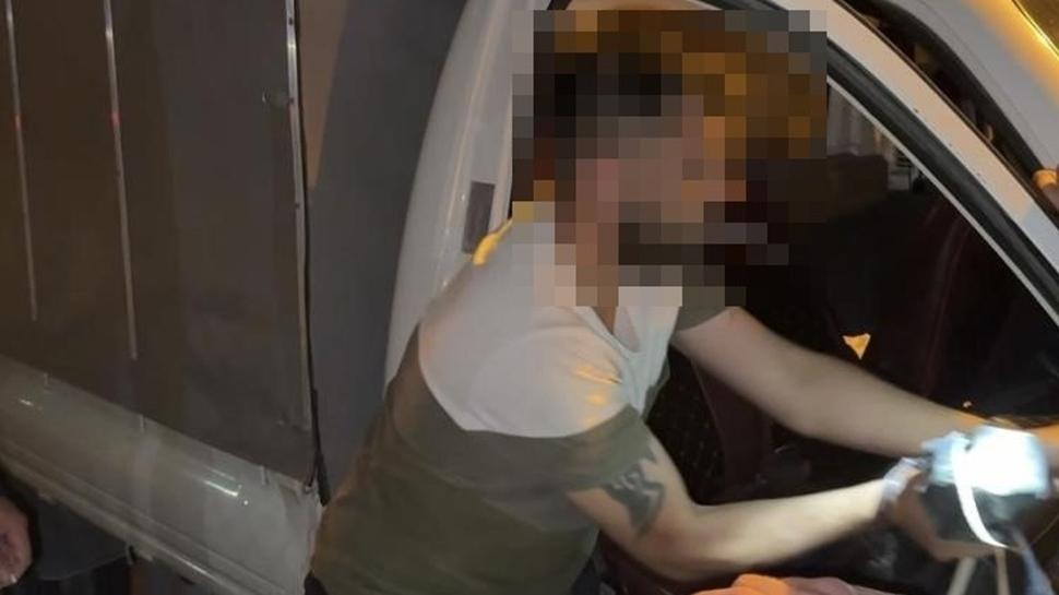 Eskişehir'de pes dedirten olay! Eşi yola atladı, o sigaraların peşine düştü