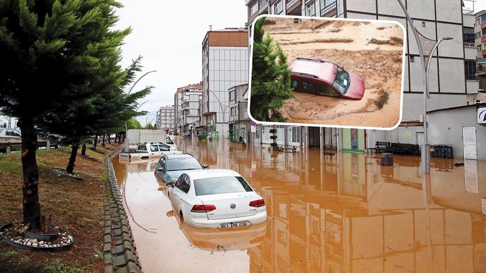 Karadeniz'i sağanak vurdu! Yollar çöktü, evler tahliye edildi
