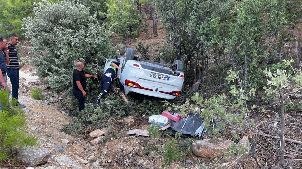 Mersin'de devrilen otomobilin sürücüsü ağır yaralandı