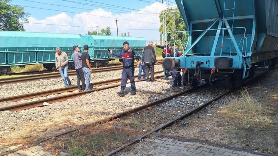 Tren istasyonunda korku dolu anlar: Baba-oğul hastanelik oldu