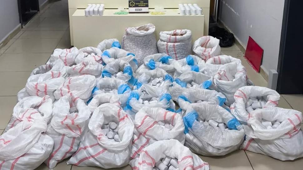 Hastane otoparkına gizlenen binlerce hap ele geçirildi: 4 gözaltı